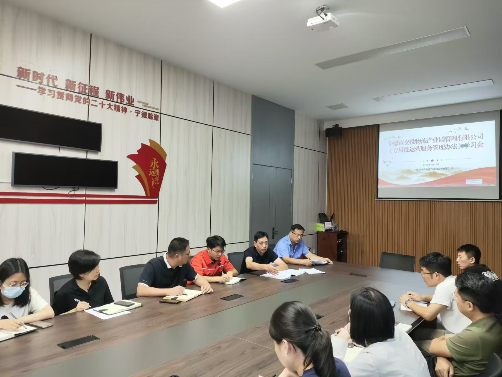福州鐵路物流中心寧德鐵路物流營業(yè)部領(lǐng)導(dǎo)深入寧德陸港開展愛車宣傳活動，張長明拍攝.jpg